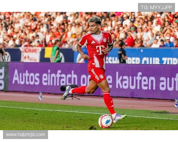 拜仁25-26赛季全家福揭晓夏窗四新援与德超杯奖杯沙拉盘同框亮相